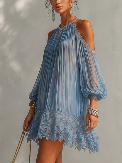 Ximena - Minivestido azul con hombros descubiertos, fruncido y dobladillo de encaje.